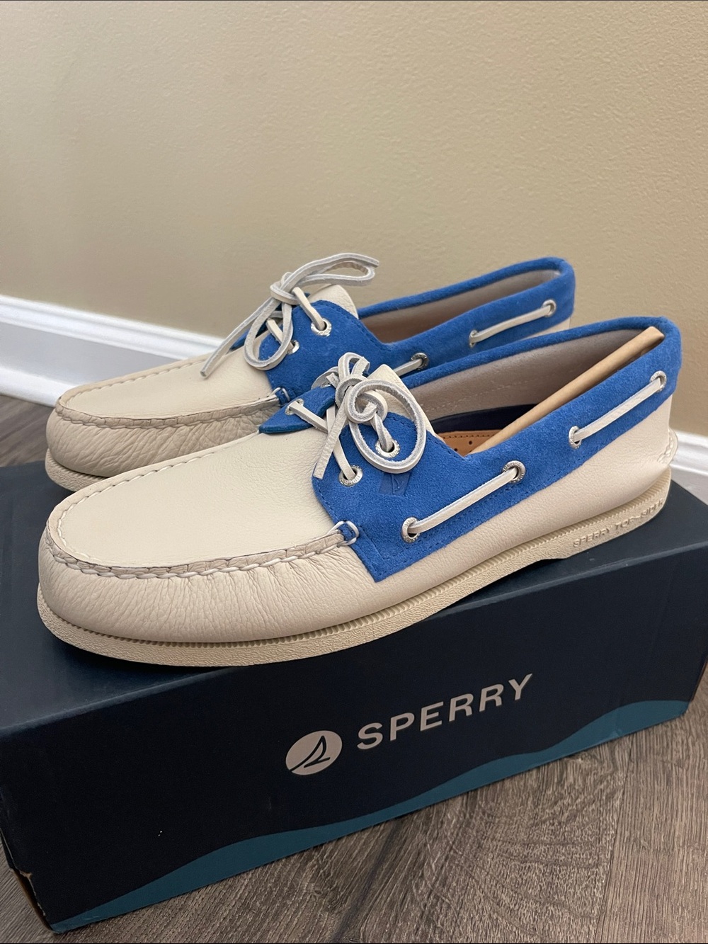 Sperry Men's Cream Leather Boat Shoes with Blue Suede Collar